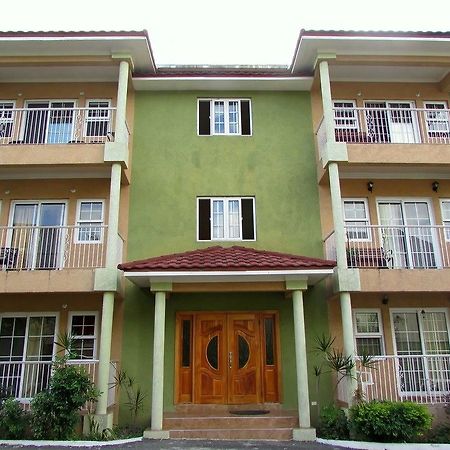 Centrally Located Guest Apartments Кінгстон Екстер'єр фото