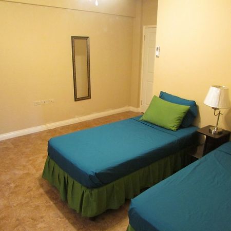 Centrally Located Guest Apartments Кінгстон Екстер'єр фото