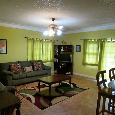 Centrally Located Guest Apartments Кінгстон Екстер'єр фото