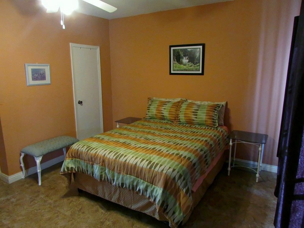 Centrally Located Guest Apartments Кінгстон Екстер'єр фото