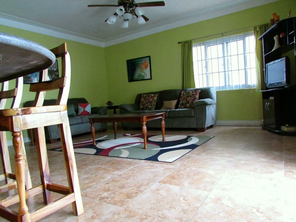 Centrally Located Guest Apartments Кінгстон Екстер'єр фото