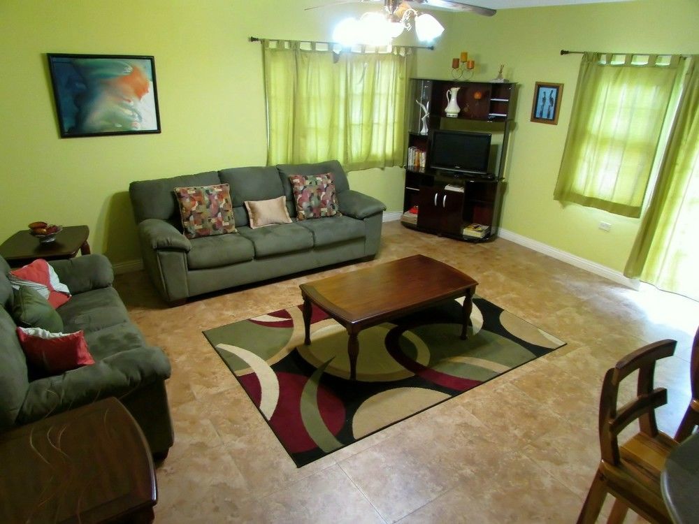 Centrally Located Guest Apartments Кінгстон Екстер'єр фото