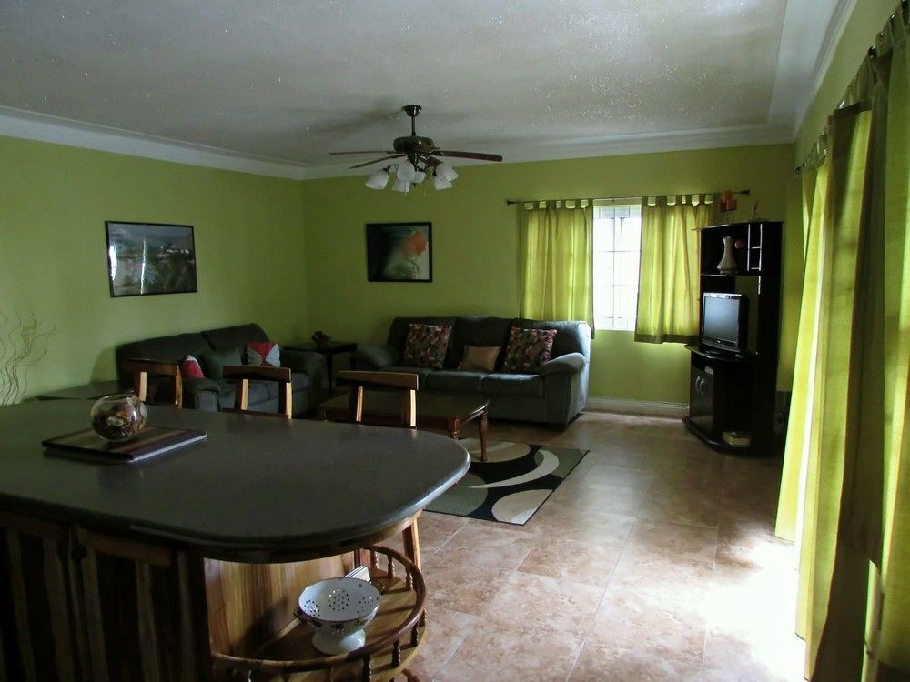 Centrally Located Guest Apartments Кінгстон Екстер'єр фото