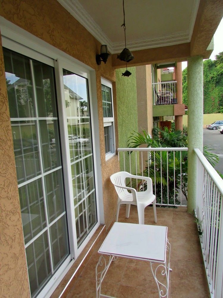 Centrally Located Guest Apartments Кінгстон Екстер'єр фото