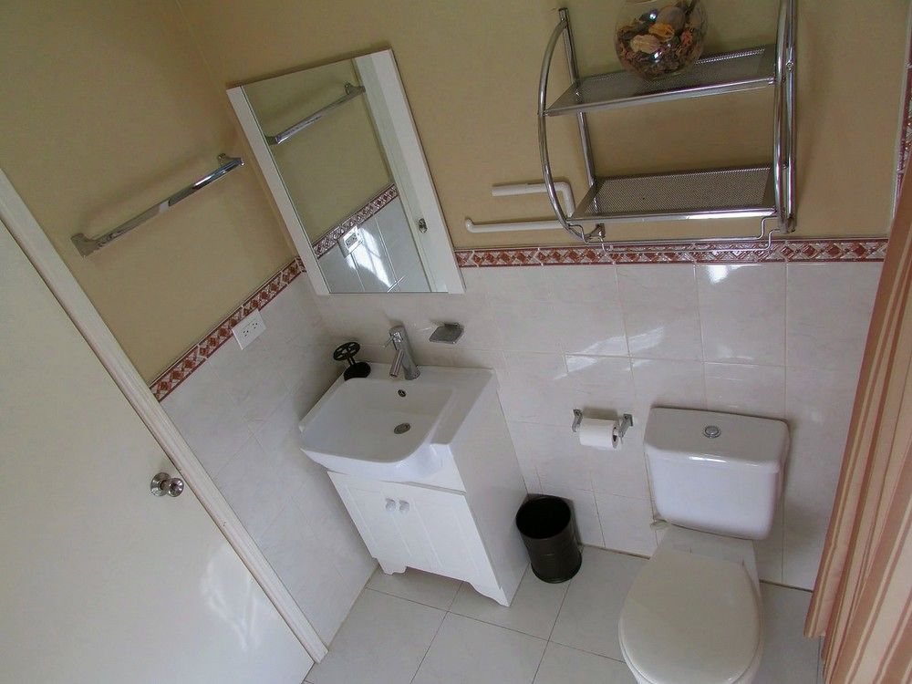Centrally Located Guest Apartments Кінгстон Екстер'єр фото