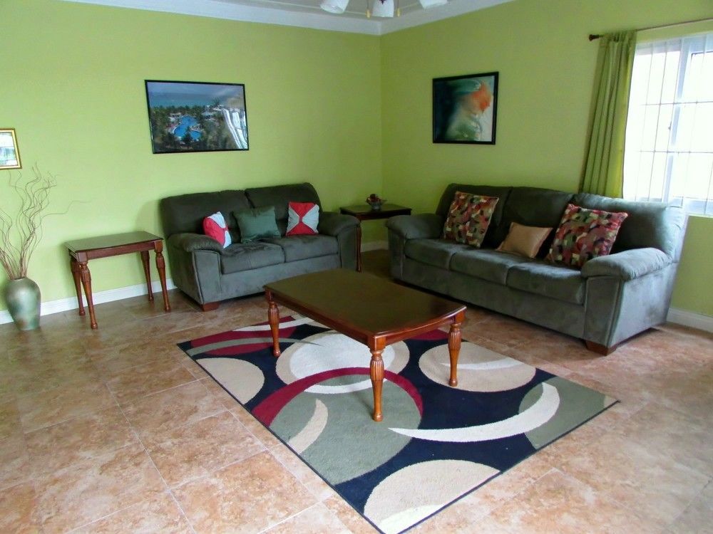 Centrally Located Guest Apartments Кінгстон Екстер'єр фото