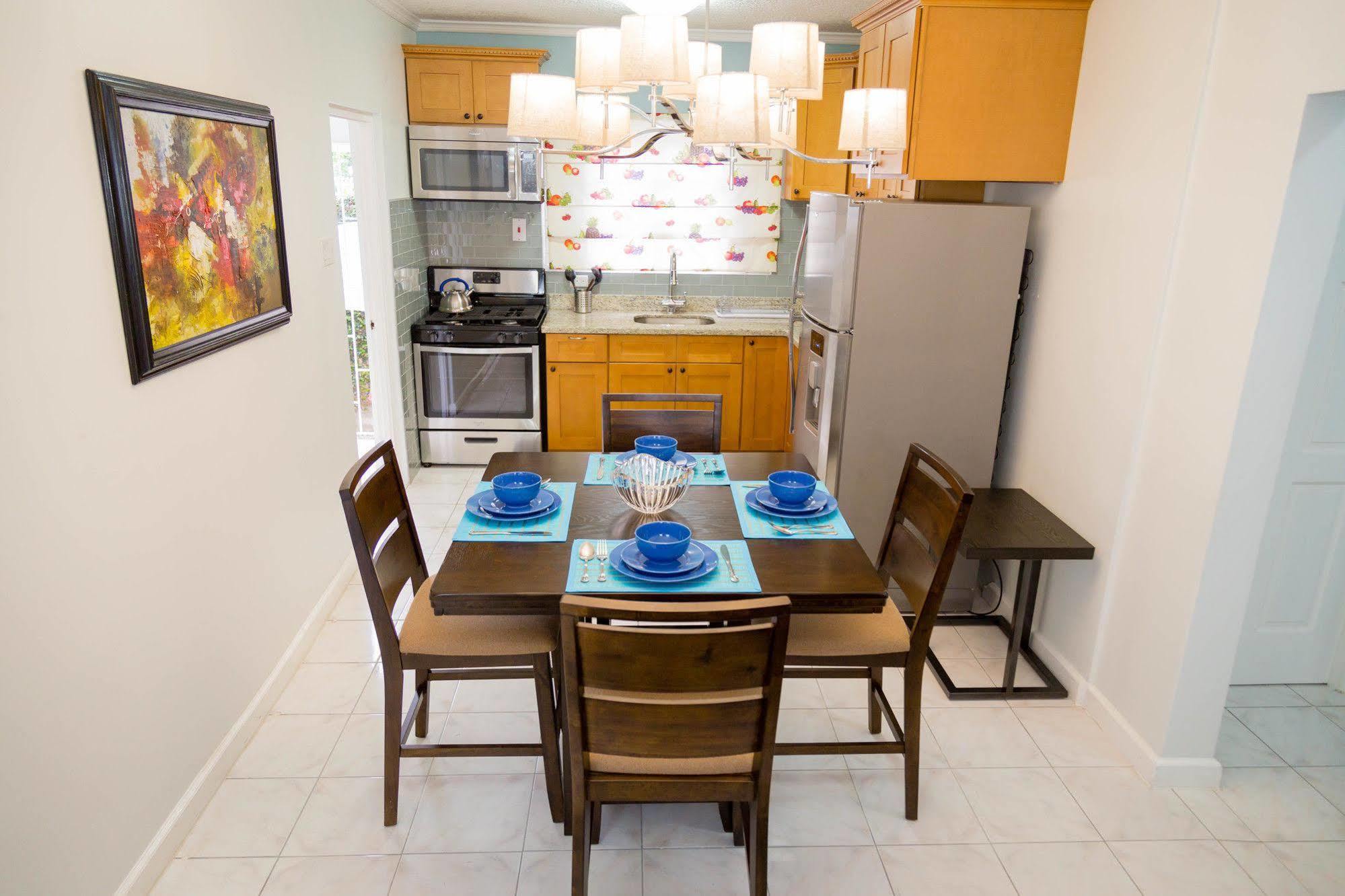 Centrally Located Guest Apartments Кінгстон Екстер'єр фото