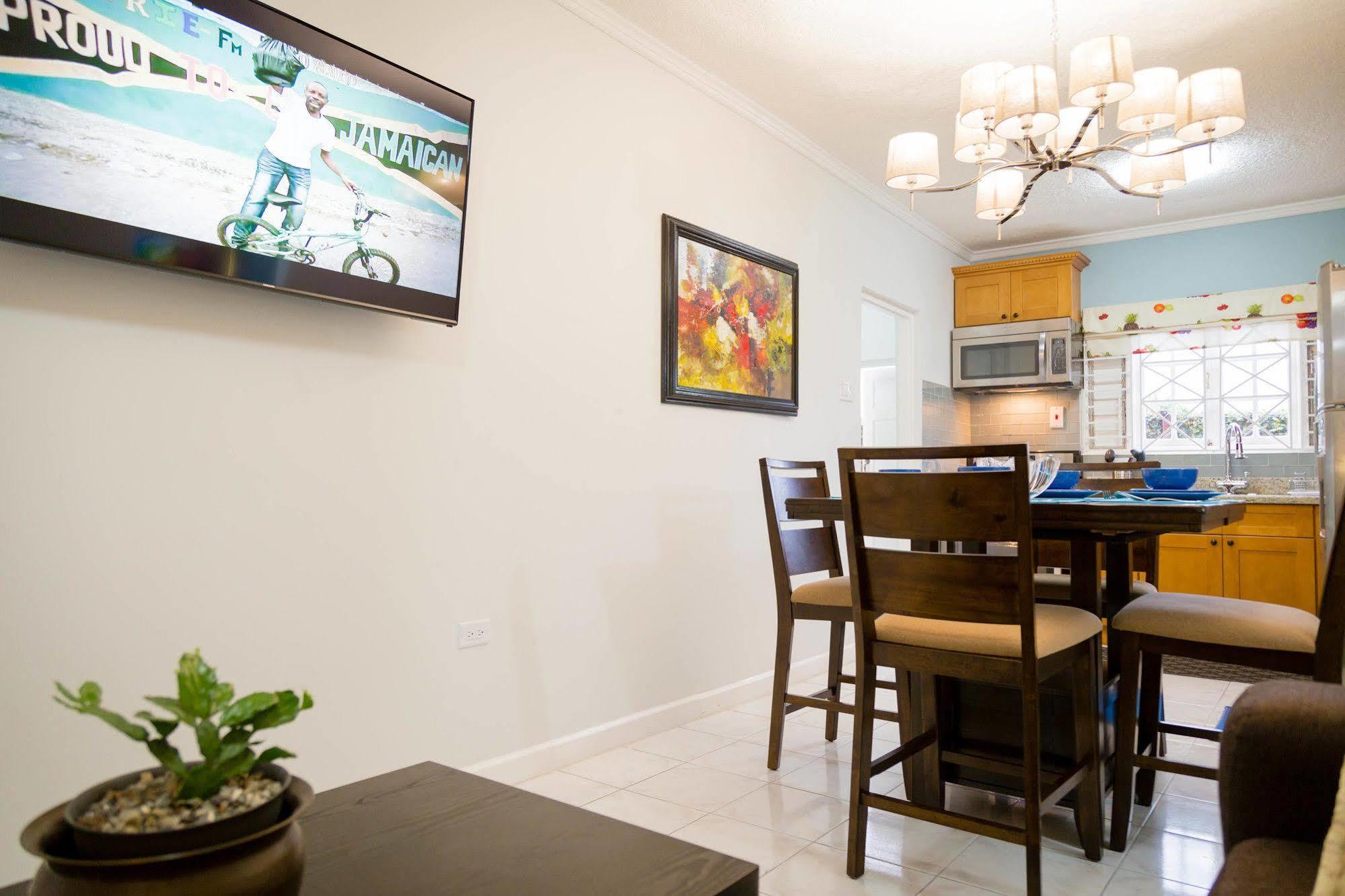 Centrally Located Guest Apartments Кінгстон Екстер'єр фото