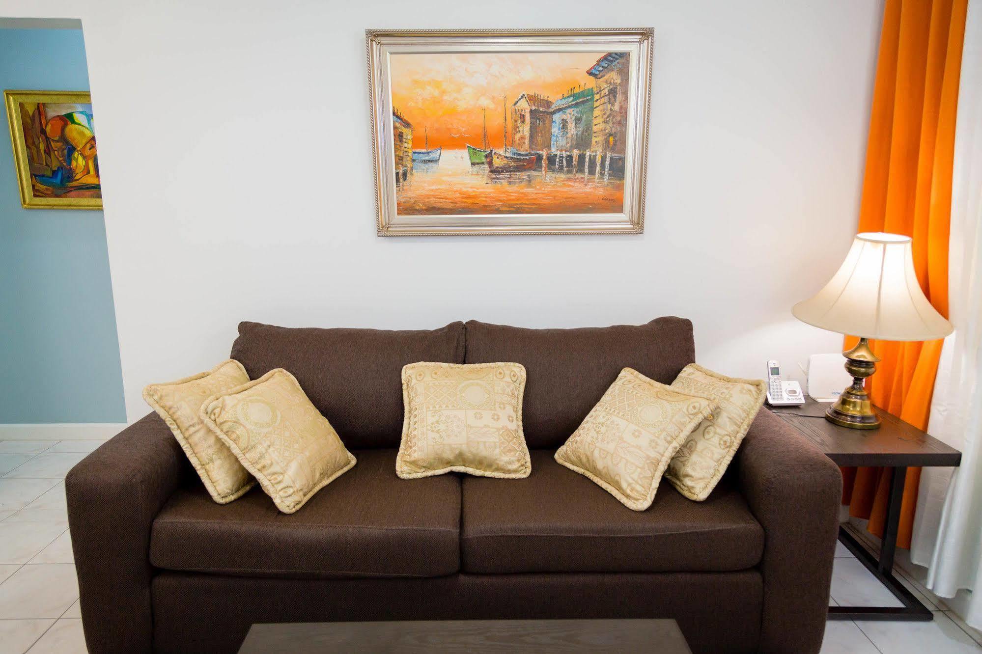 Centrally Located Guest Apartments Кінгстон Екстер'єр фото