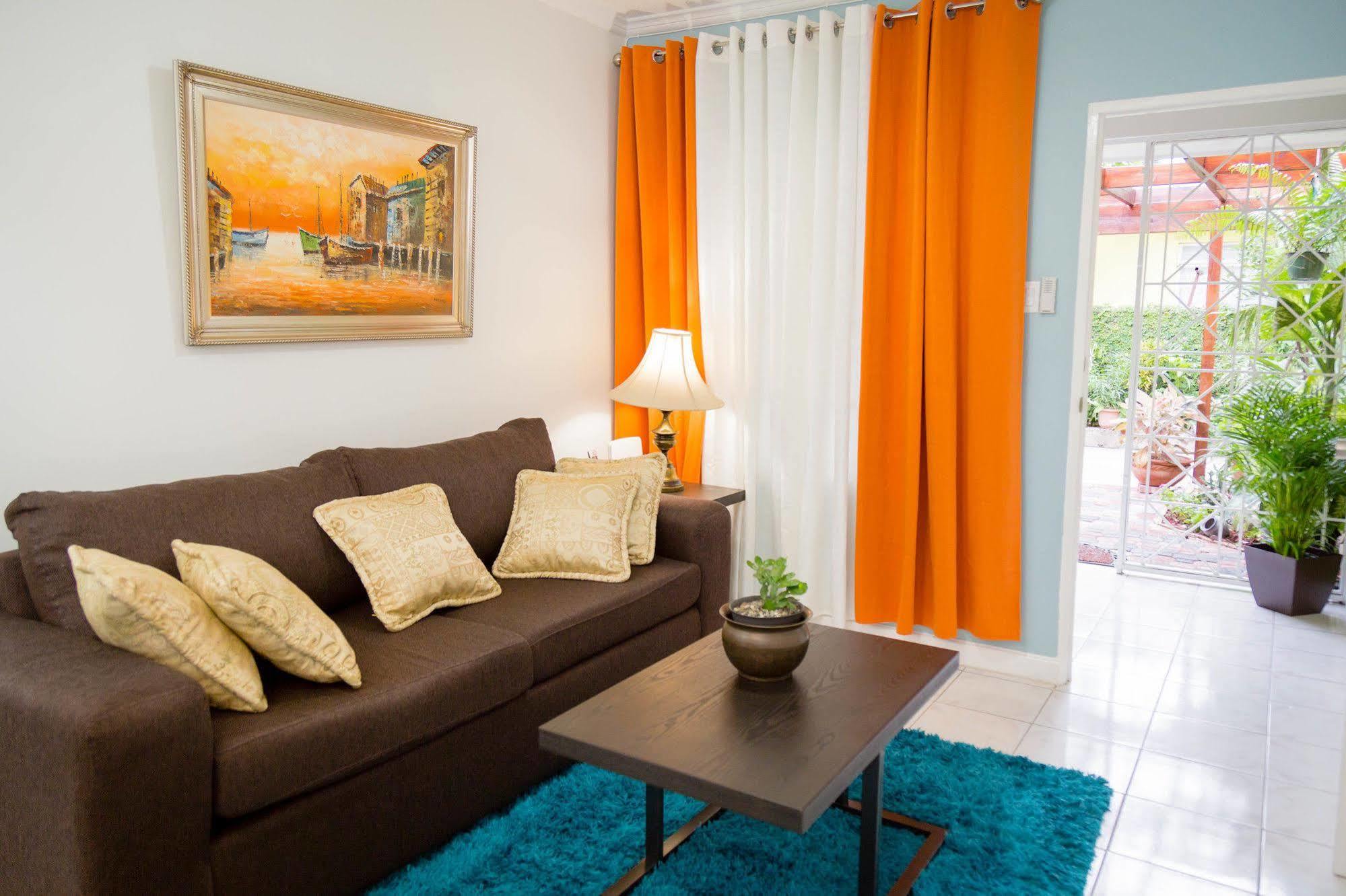 Centrally Located Guest Apartments Кінгстон Екстер'єр фото