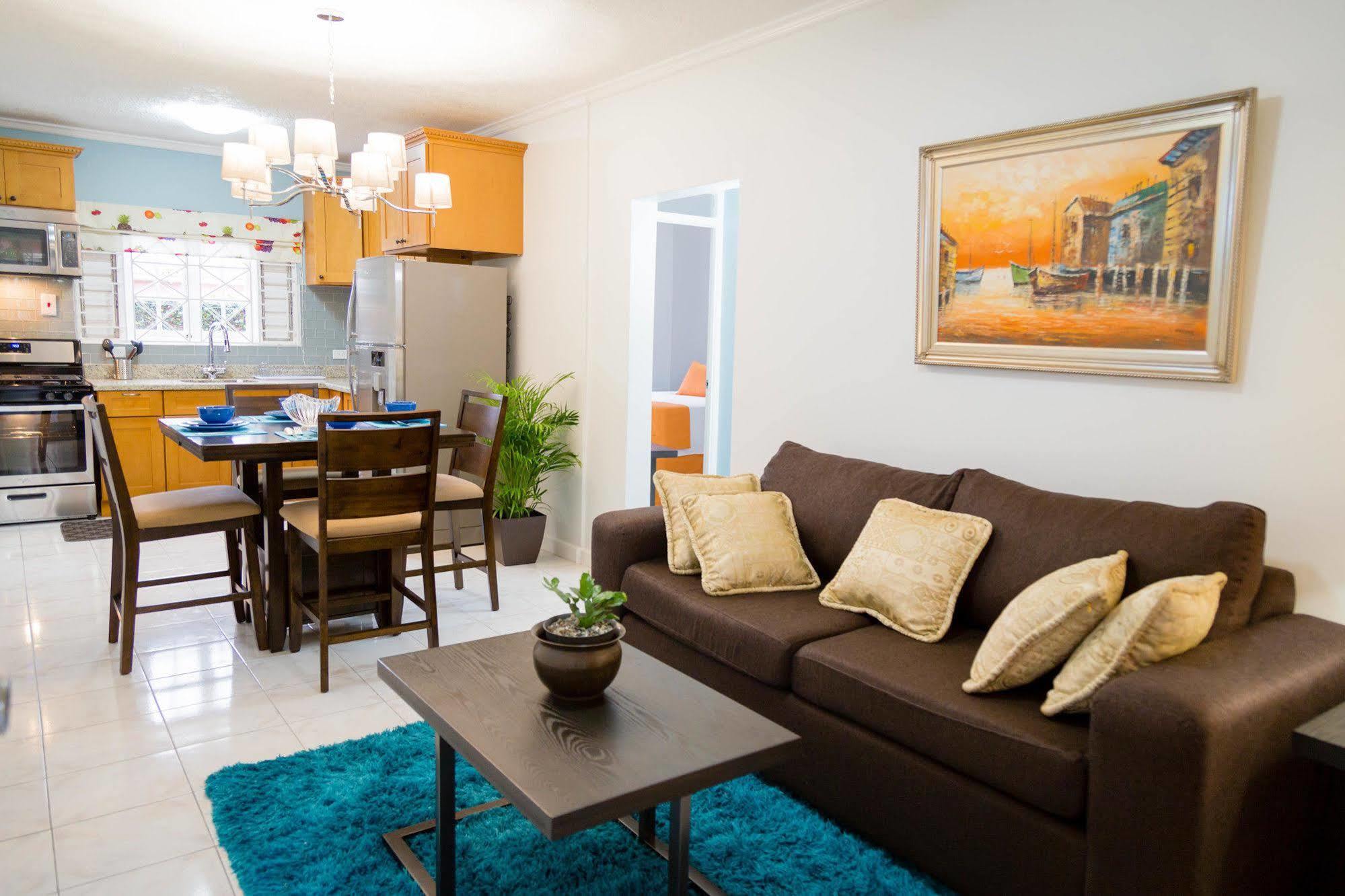 Centrally Located Guest Apartments Кінгстон Екстер'єр фото