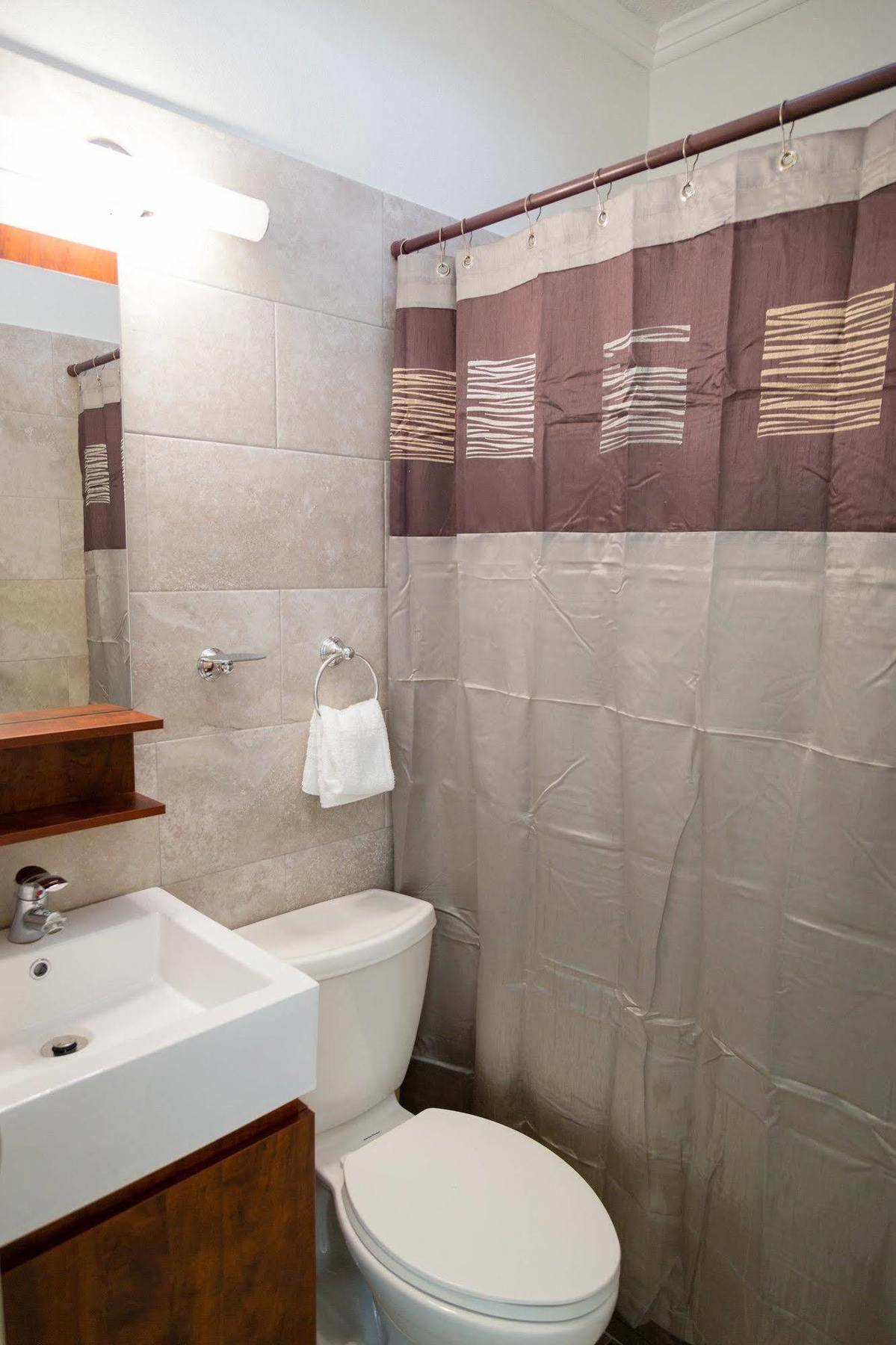 Centrally Located Guest Apartments Кінгстон Екстер'єр фото