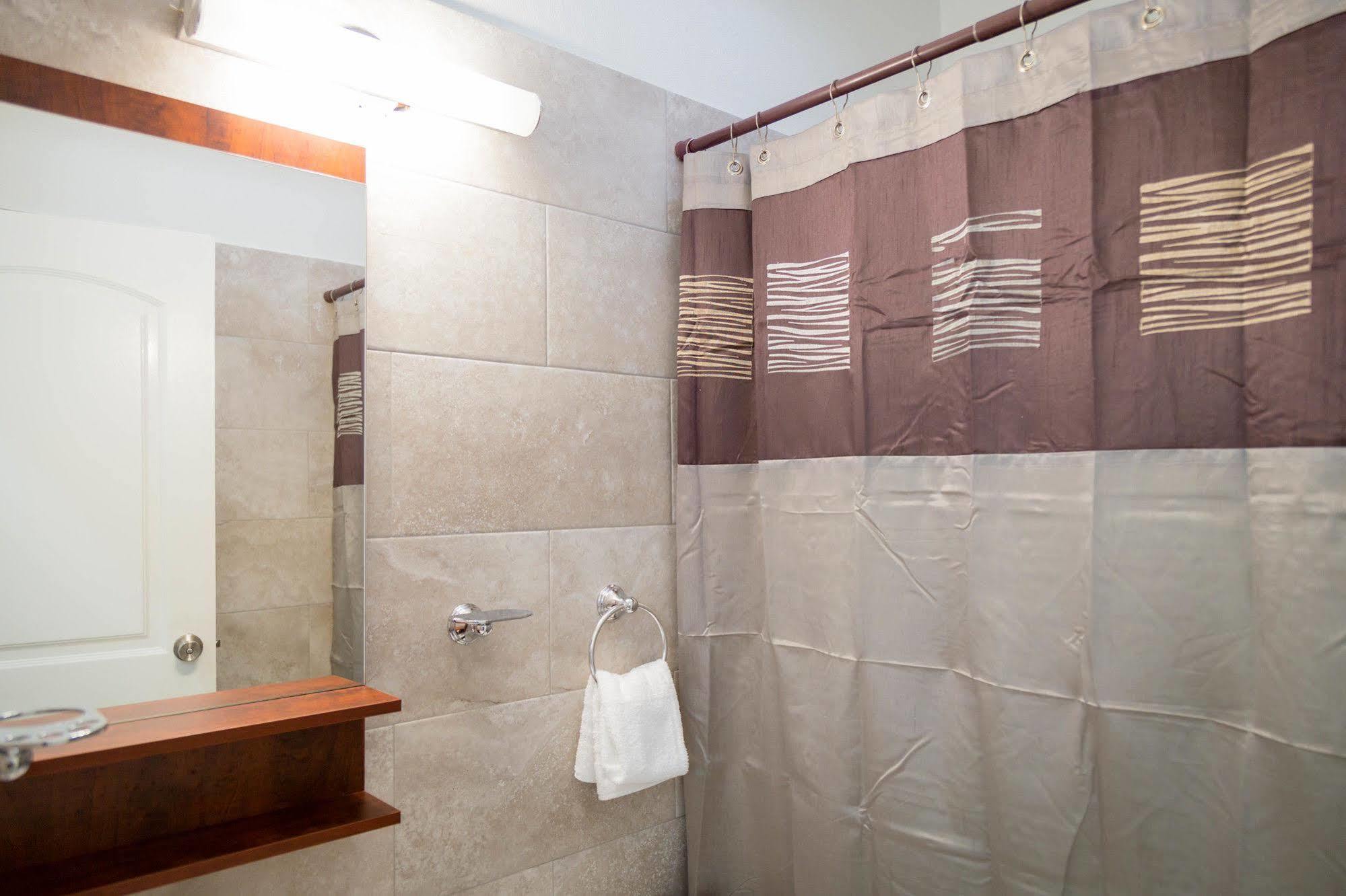 Centrally Located Guest Apartments Кінгстон Екстер'єр фото