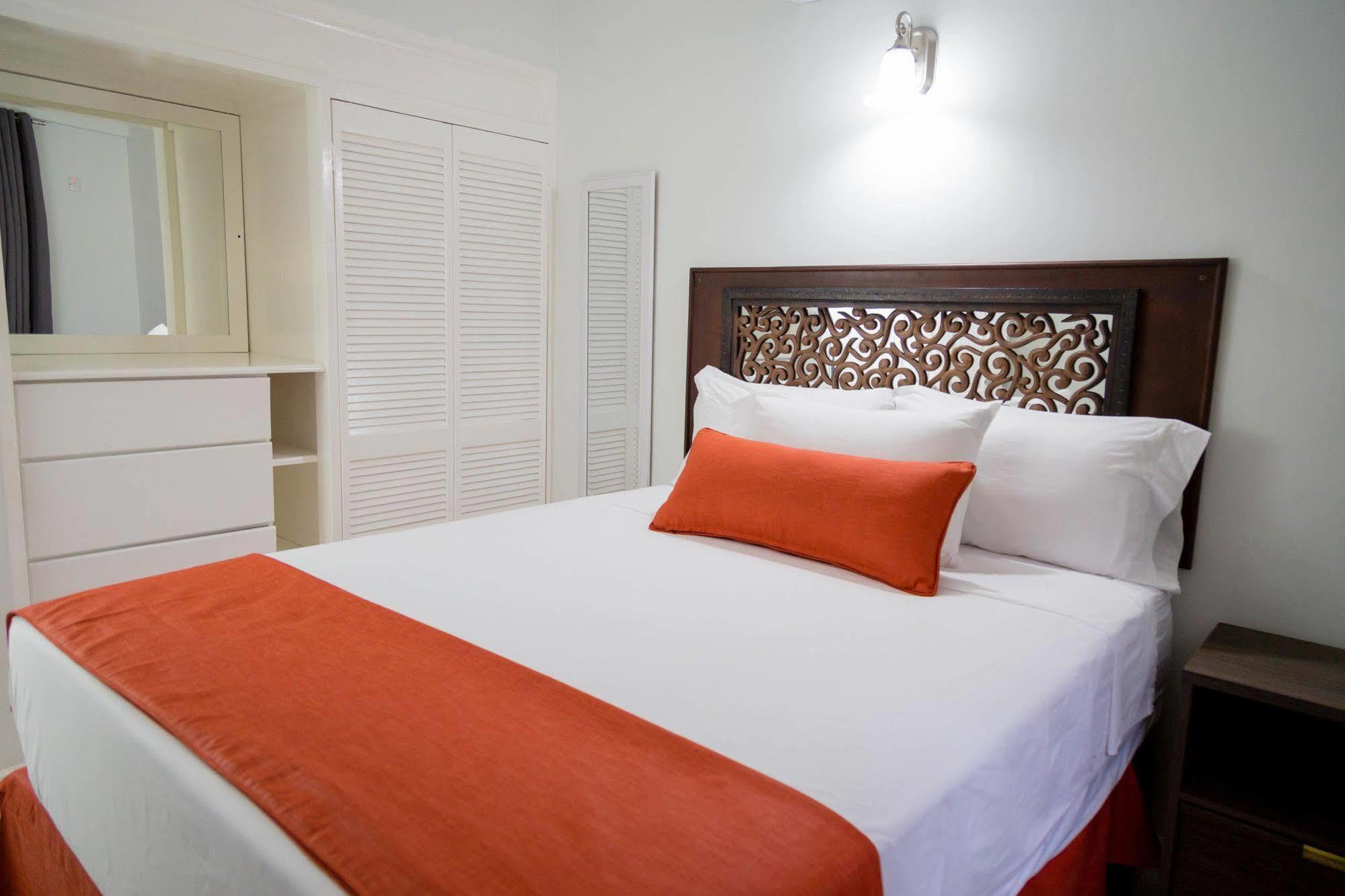 Centrally Located Guest Apartments Кінгстон Екстер'єр фото