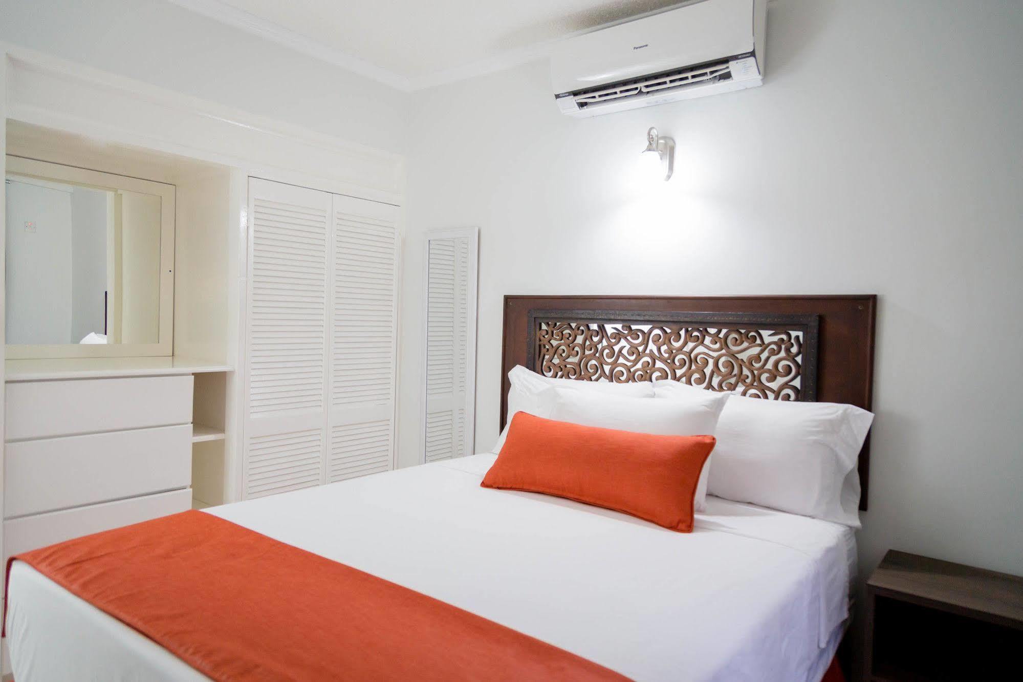 Centrally Located Guest Apartments Кінгстон Екстер'єр фото