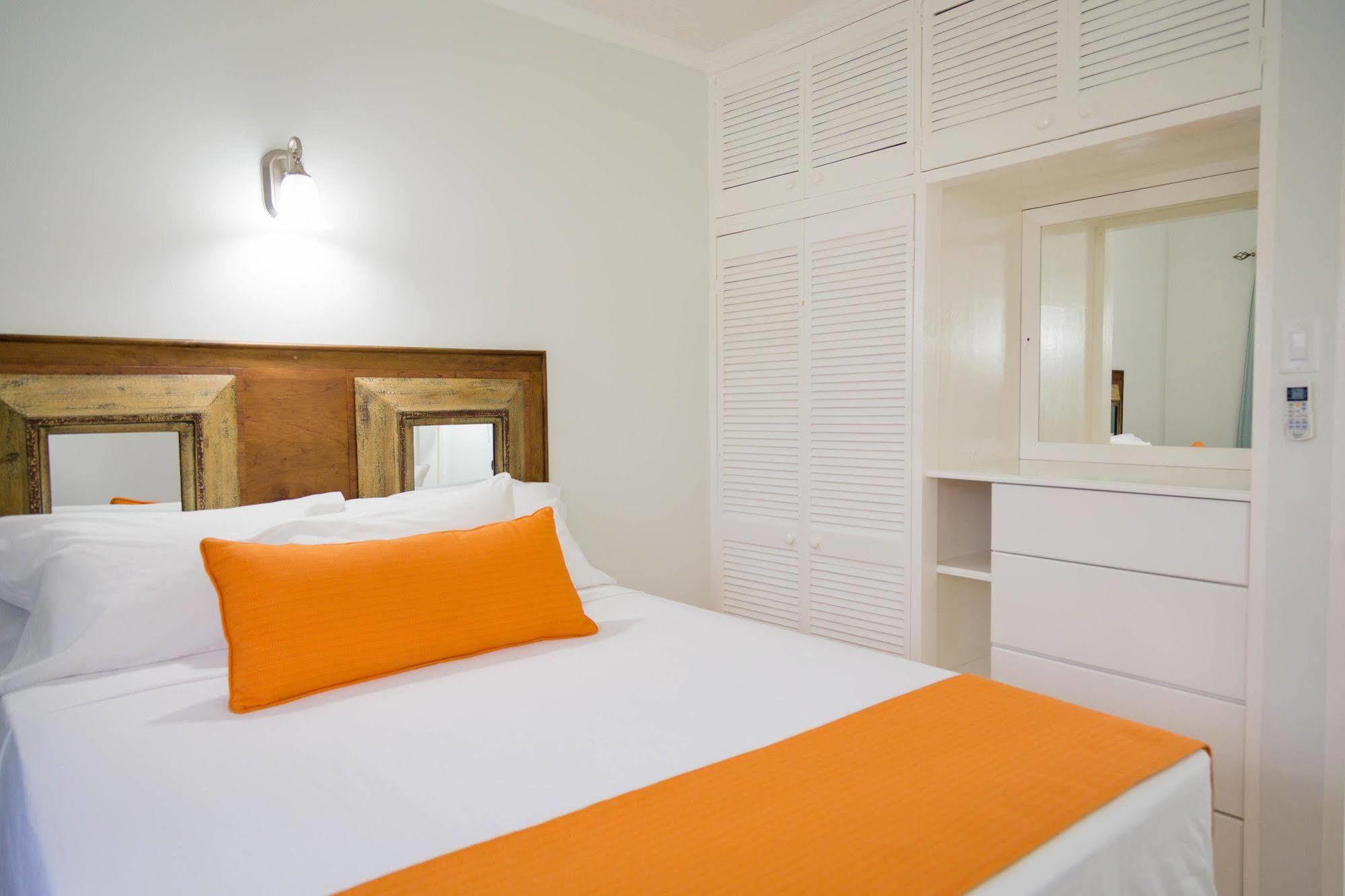 Centrally Located Guest Apartments Кінгстон Екстер'єр фото