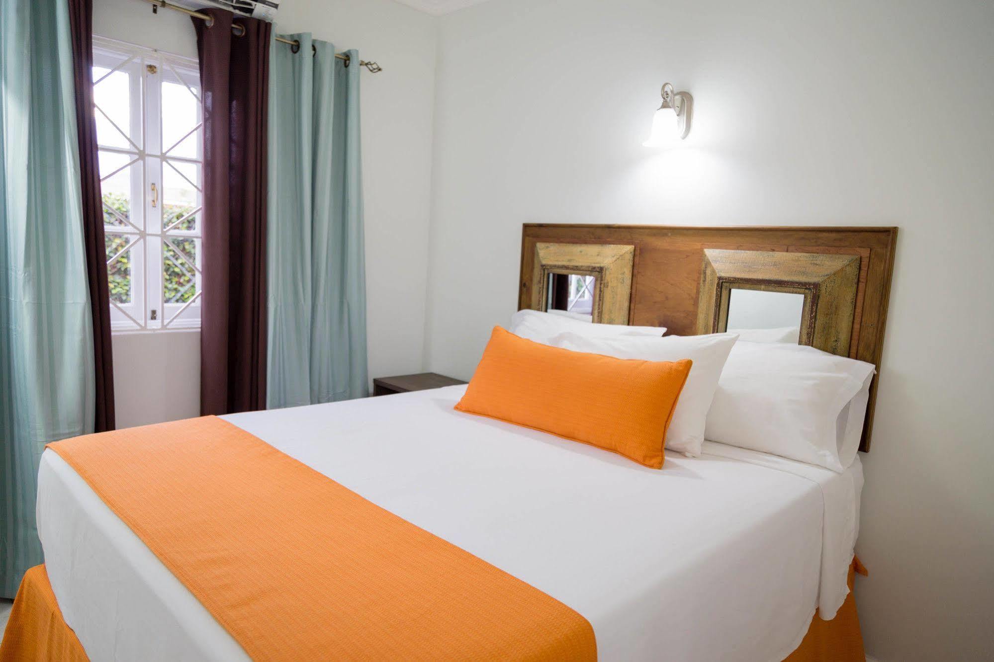 Centrally Located Guest Apartments Кінгстон Екстер'єр фото