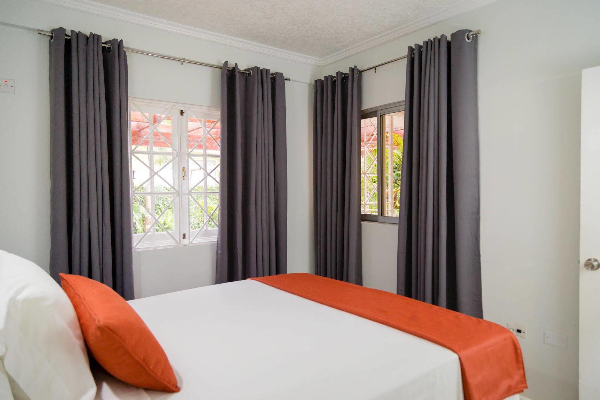 Centrally Located Guest Apartments Кінгстон Екстер'єр фото