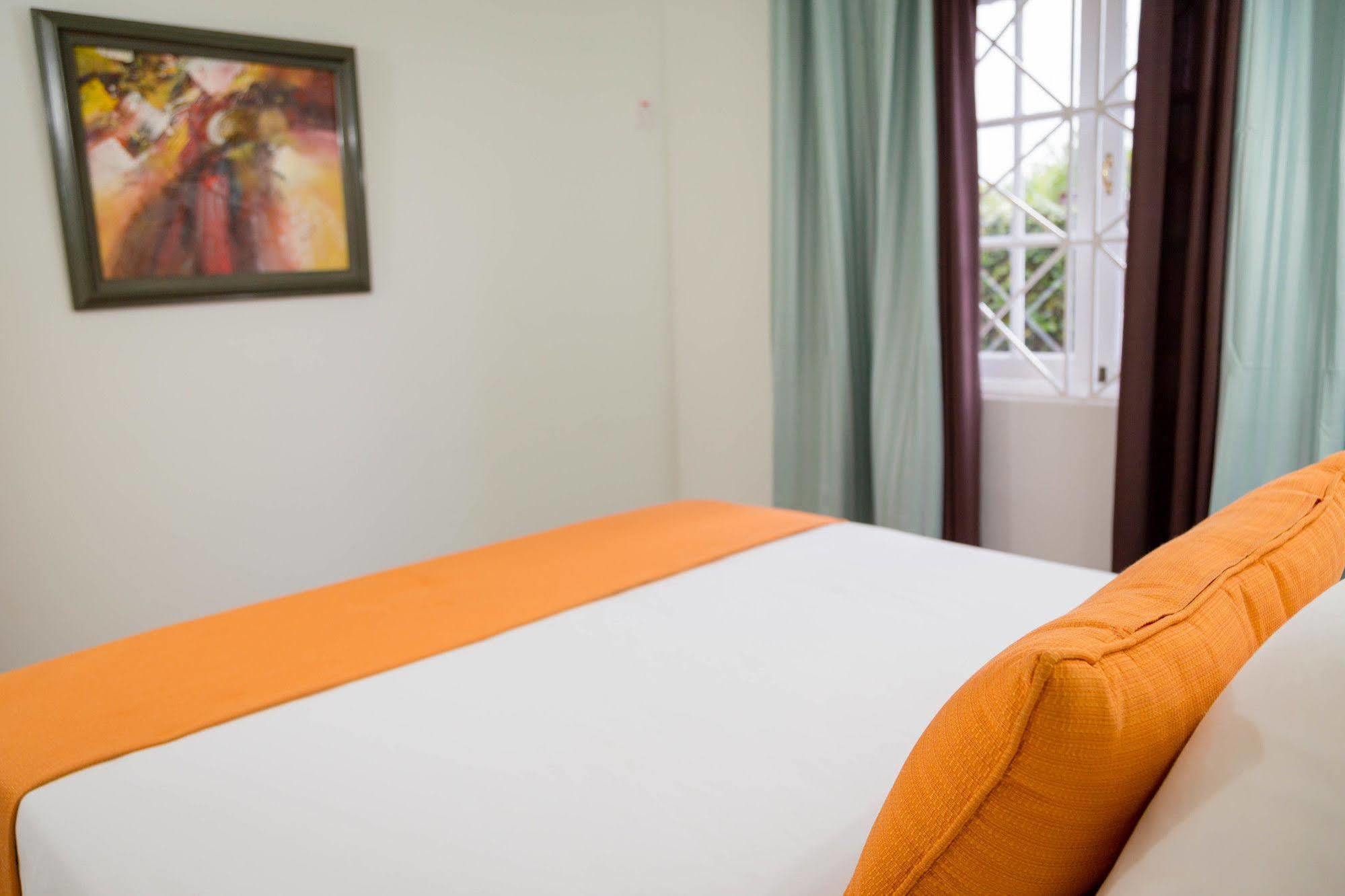 Centrally Located Guest Apartments Кінгстон Екстер'єр фото