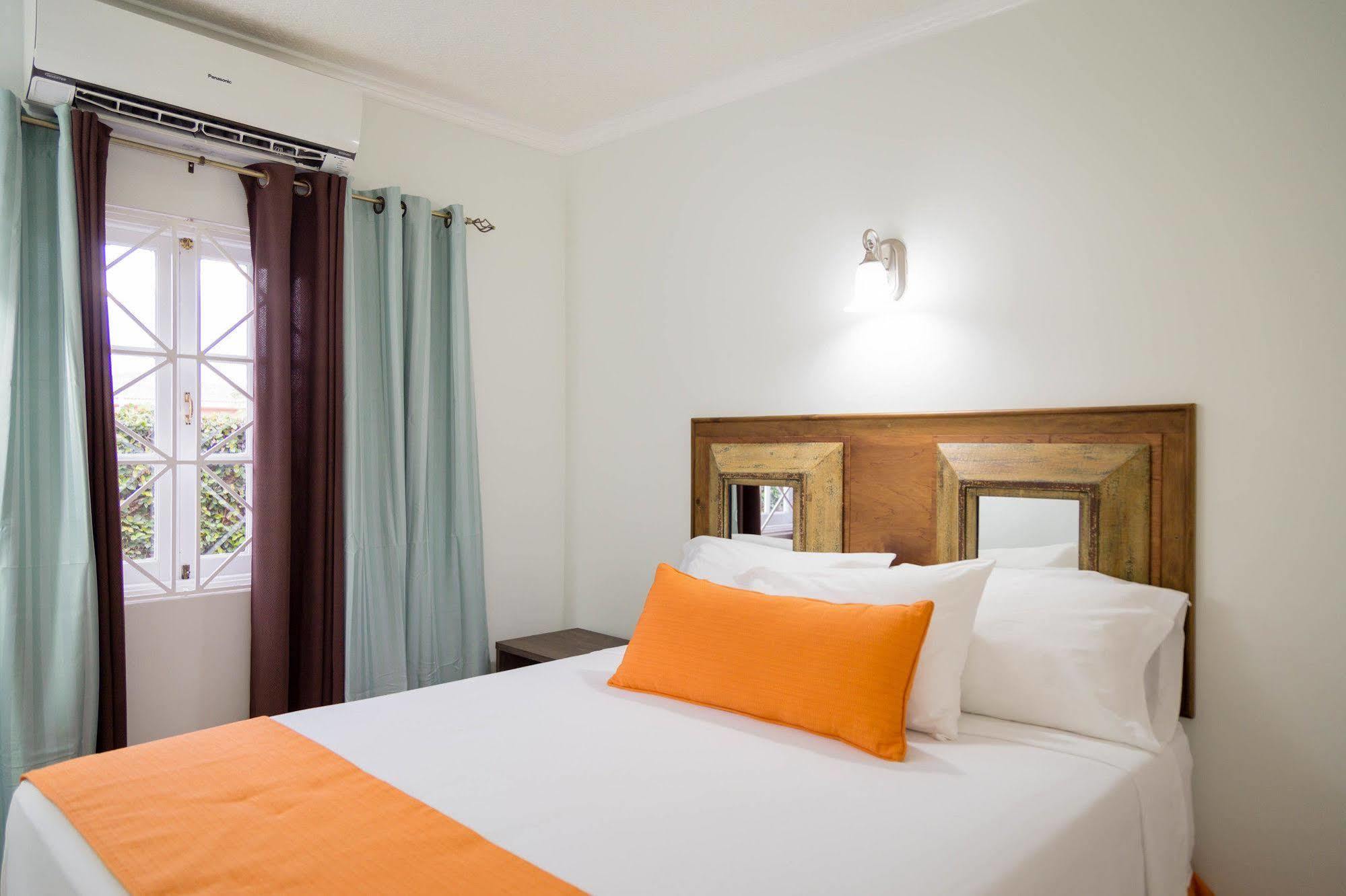 Centrally Located Guest Apartments Кінгстон Екстер'єр фото